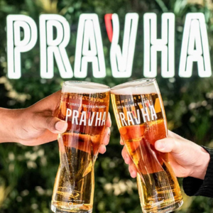 Image of 2 people cheers-ing Pravha