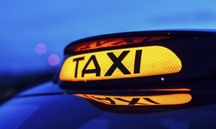 lit up taxi light on the top of Glasgow Taxis